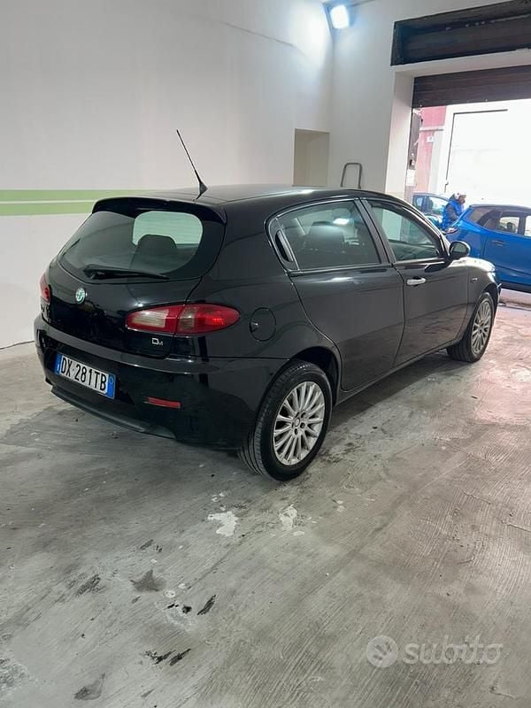 Usata Alfa Romeo 147 120 CV (88 kW) 2009 Nero Utilitaria