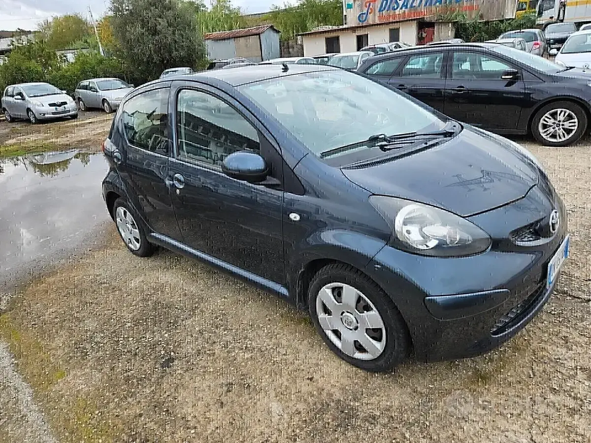 Usata Toyota Aygo 68 CV (50 kW) 2007 Grigio Utilitaria