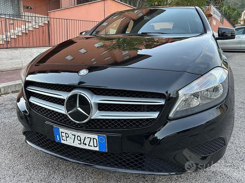 Nero Usata 2013 Mercedes A180 Tre volumi | 13.600 € (Buon prezzo) - Immagine 1/4