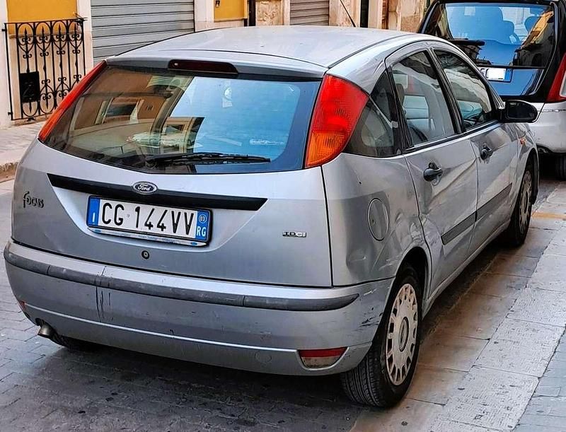 Usata Ford Focus 76 CV (55 kW) 2003 Grigio
