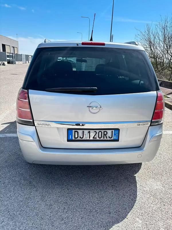 Usata Opel Zafira Cosmo 120 CV (88 kW) 2007 Argento Monovolume