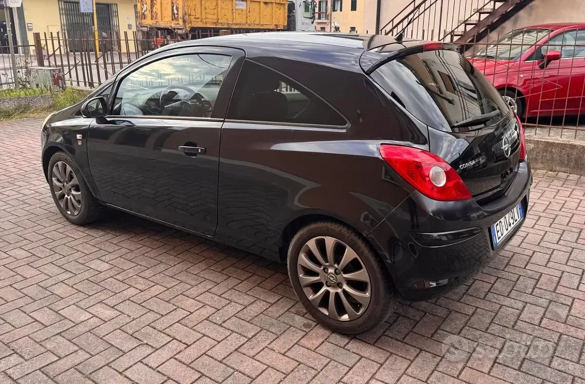 Usata Opel Corsa 80 CV (58 kW) 2010 Nero Utilitaria