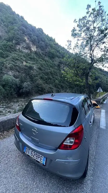 Usata Opel Corsa Cosmo 80 CV (58 kW) 2009 Grigio Utilitaria