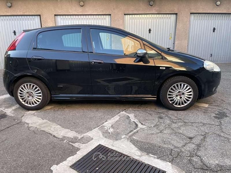 Usado Fiat Grande Punto Sport 90 HP (66 kW) 2008 Preto Citadino