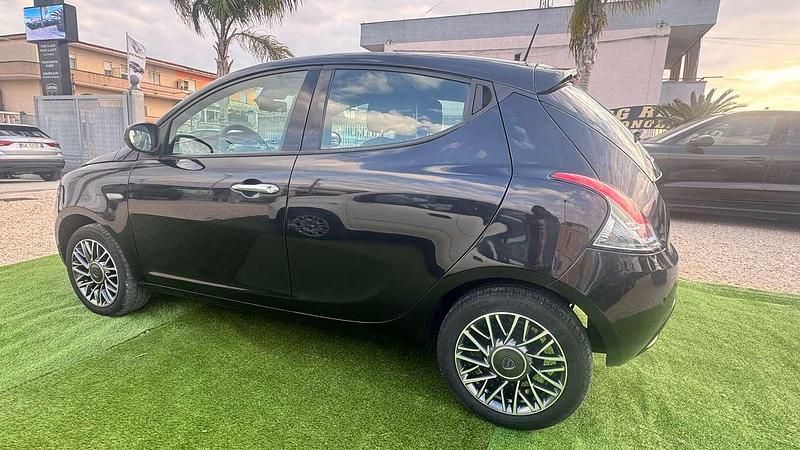 Usata Lancia Ypsilon Gold 69 CV (50 kW) 2022 Nero Utilitaria