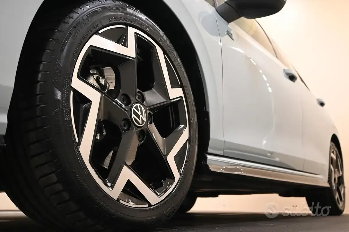 Usata VW Golf VIII R-line 150 CV (110 kW) 2025 Argento Berlina
