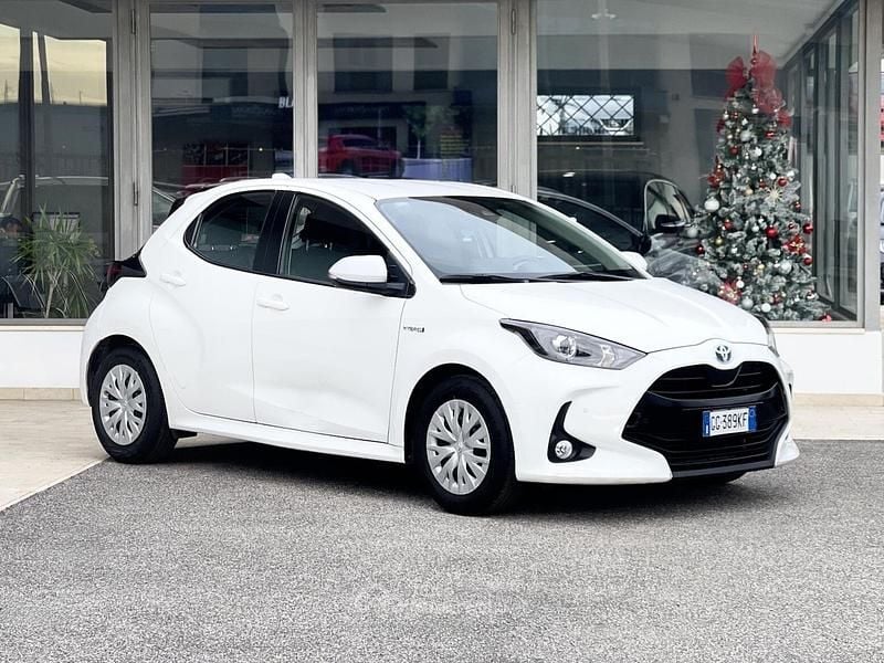 Bianco Usata 2021 Toyota Yaris Hybrid Tre volumi | 15.900 € (Ottimo prezzo) - Immagine 1/4