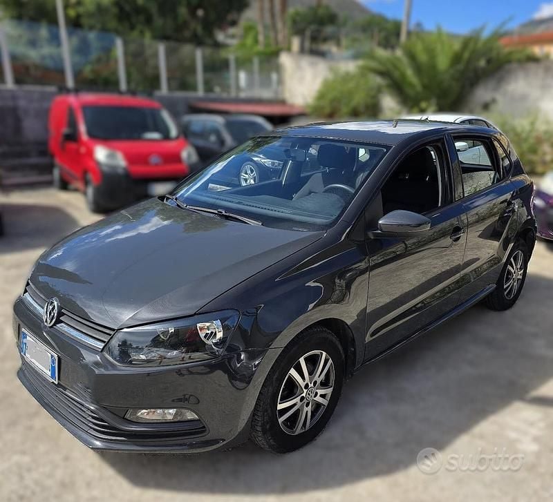 Grigio Usata 2016 VW Polo Trendline Tre volumi | 8900 € (Buon prezzo) - Immagine 1/4