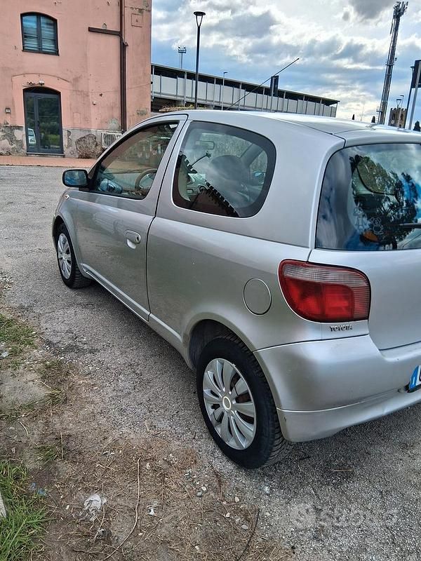 Usata Toyota Yaris 68 CV (50 kW) 2002 Grigio Berlina