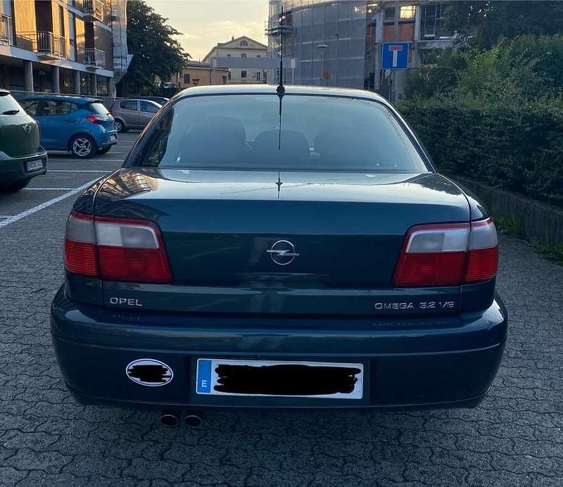 Usata Opel Omega Executive 218 CV (160 kW) 2001 Verde Berlina