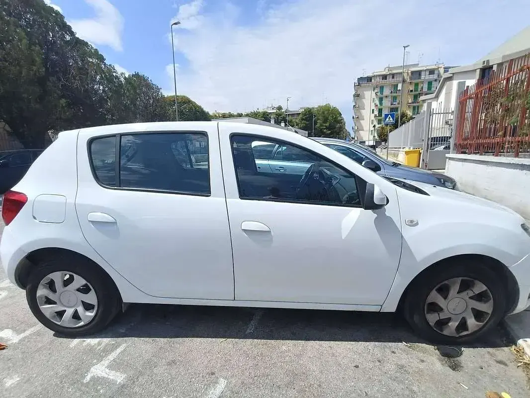 Usata Dacia Sandero Lauréate 75 CV (55 kW) 2014 Bianco Berlina
