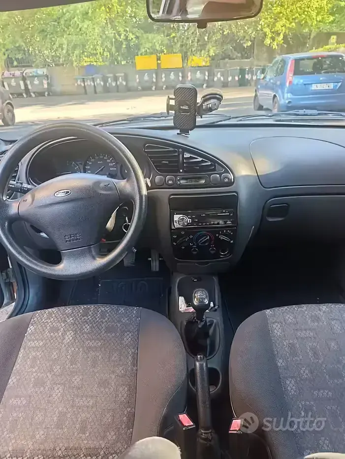 Usata Ford Fiesta 75 CV (55 kW) 2002 Grigio Utilitaria
