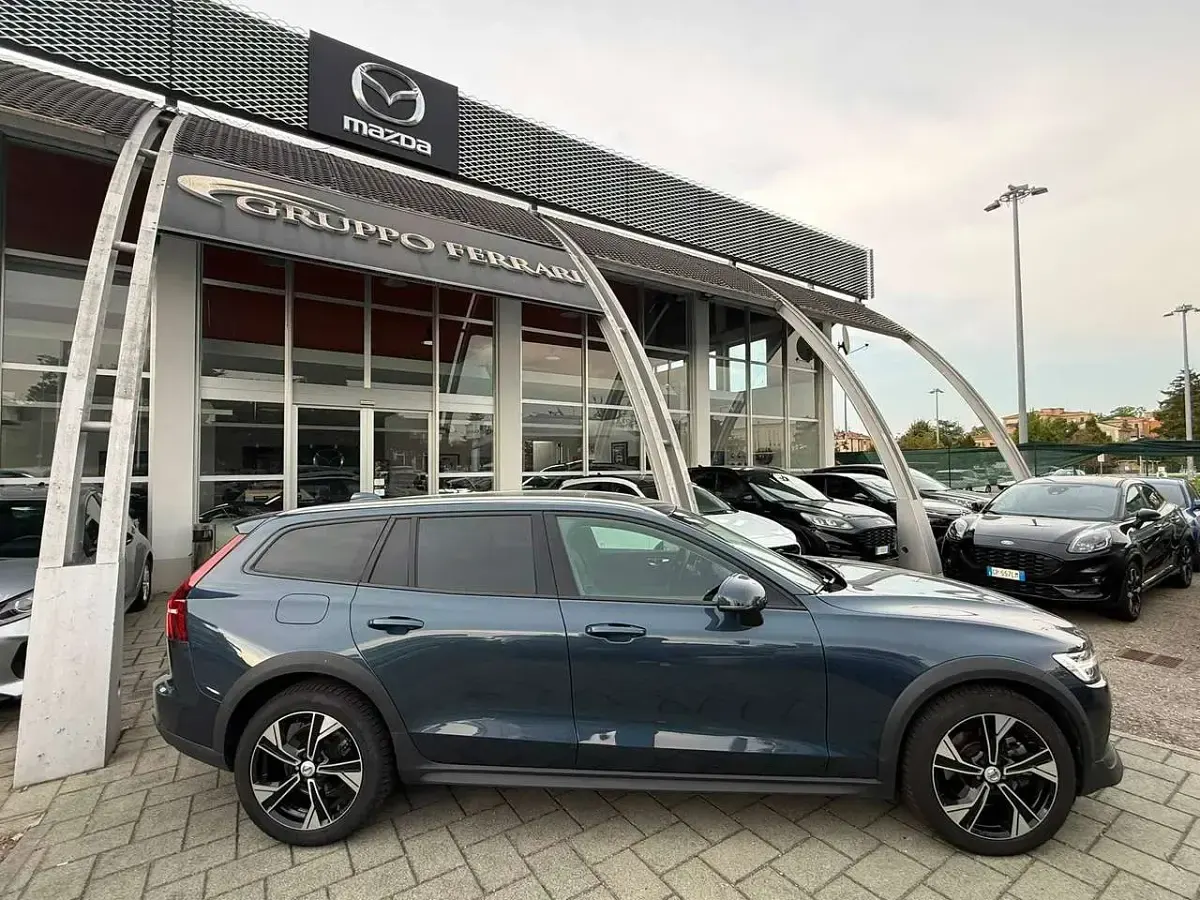 Usata Volvo V60 CC Ultimate 197 CV (144 kW) 2023 Blu/azzurro Station wagon