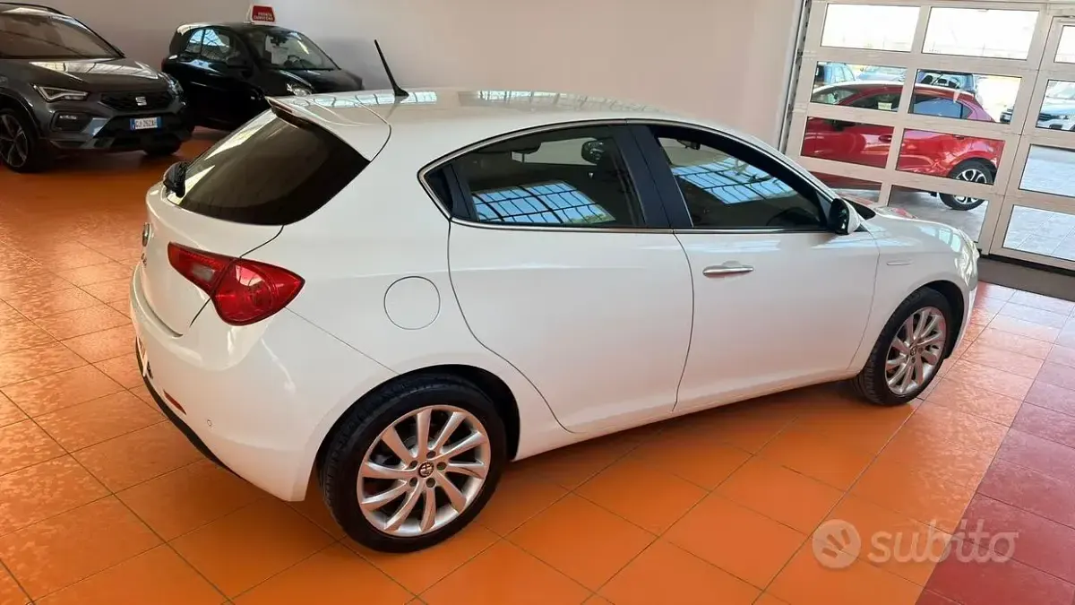 Usata Alfa Romeo Giulietta Distinctive 170 CV (125 kW) 2011 Bianco Utilitaria