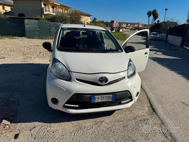 Bianco Usata 2013 Toyota Aygo Due volumi | 4500 € - Immagine 1/1