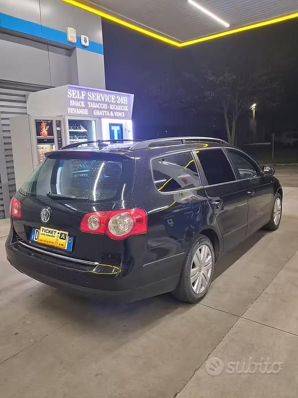 Usata VW Passat 105 CV (77 kW) 2010 Nero Station wagon