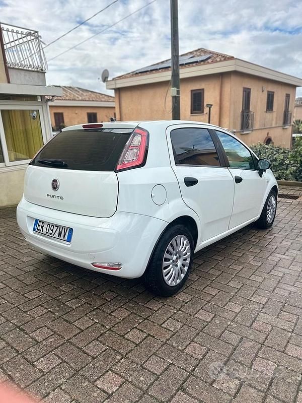 Usata Fiat Punto Lounge 75 CV (55 kW) 2013 Bianco Berlina