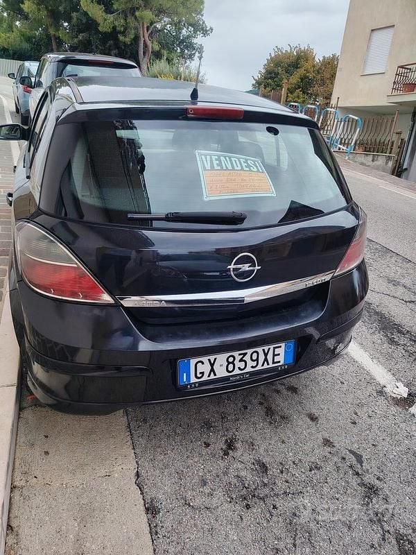 Usata Opel Astra 68 CV (50 kW) 2008 Nero Berlina