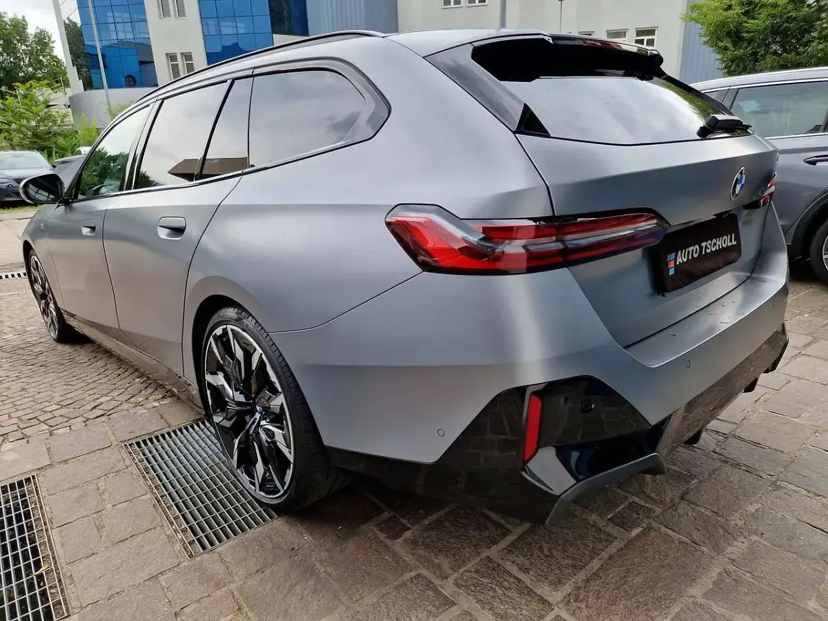 Usata BMW 540 M Sport 303 CV (222 kW) 2025 Frozen pure grey metallic Station wagon