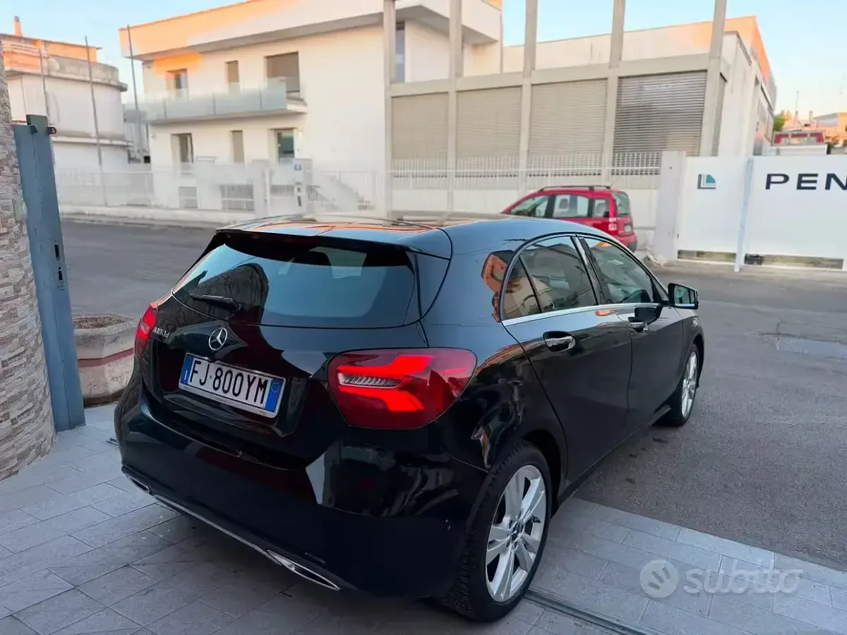 Usata Mercedes A180 109 CV (80 kW) 2017 Nero Utilitaria