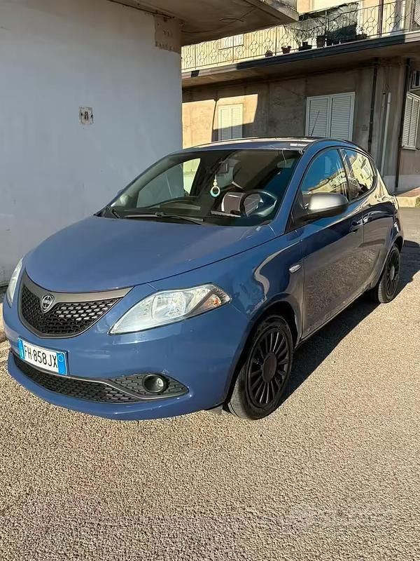 Usata Lancia Ypsilon 69 CV (50 kW) 2017 Blu Utilitaria