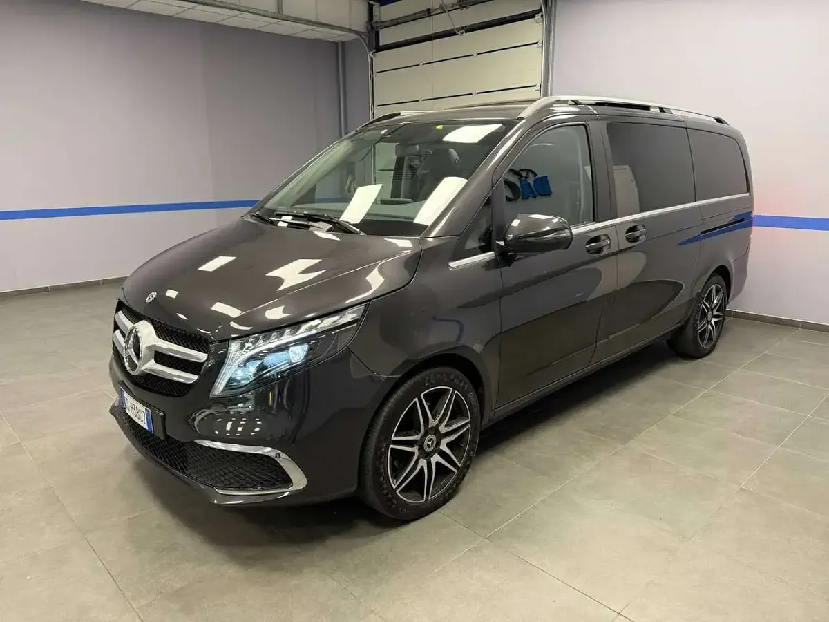 Usado Mercedes V300 Premium 239 CV (175 kW) 2024 Gris Monovolumen