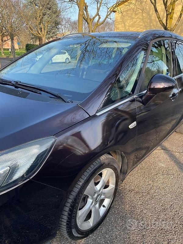 Usata Opel Zafira Tourer 140 CV (102 kW) 2013 Marrone Monovolume