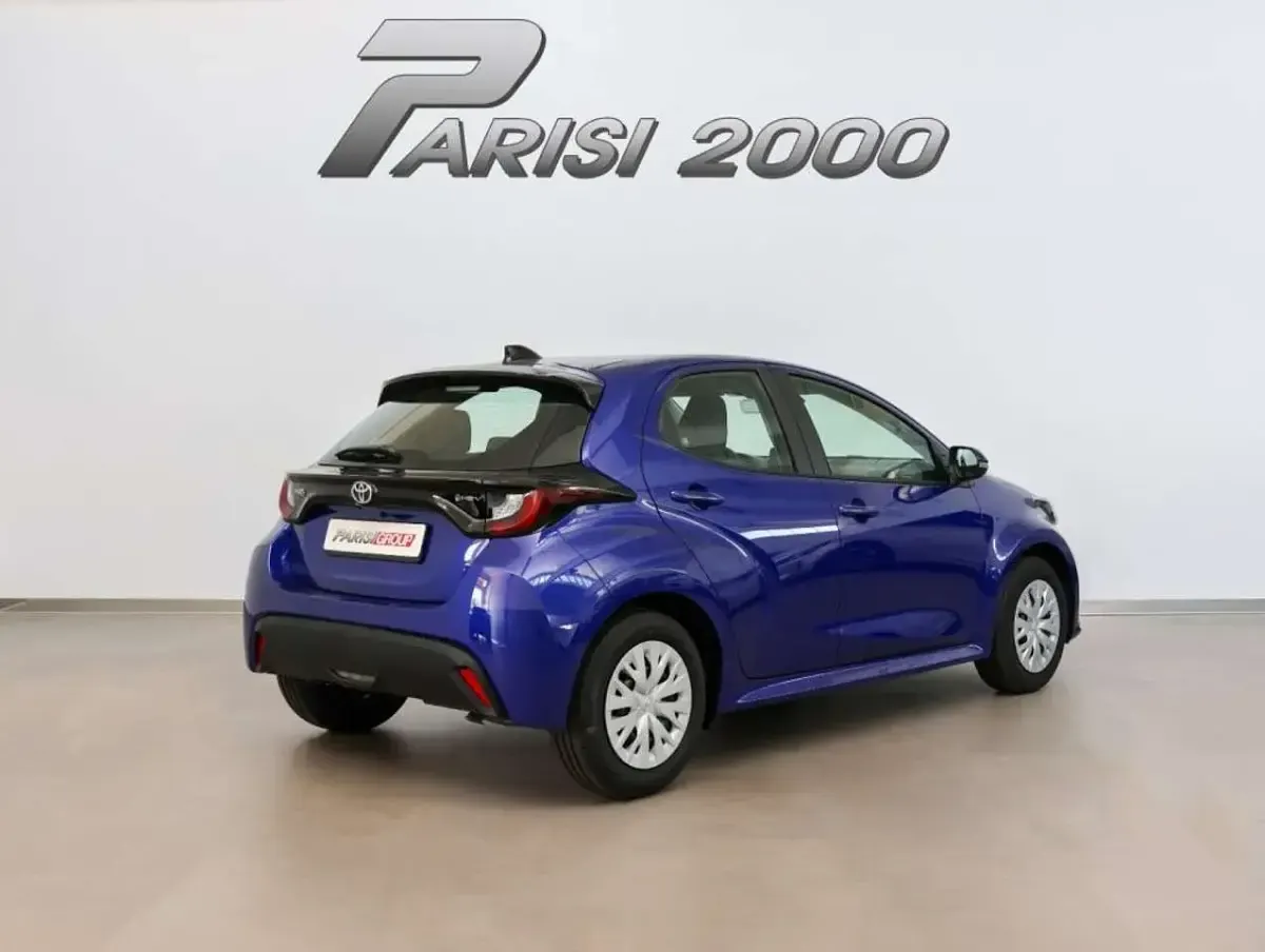 Nuova Toyota Yaris Hybrid Active 92 CV (67 kW) 2026 Blu Berlina