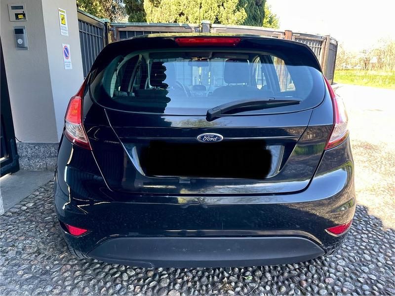 Usata Ford Fiesta 75 CV (55 kW) 2015 Nero Berlina