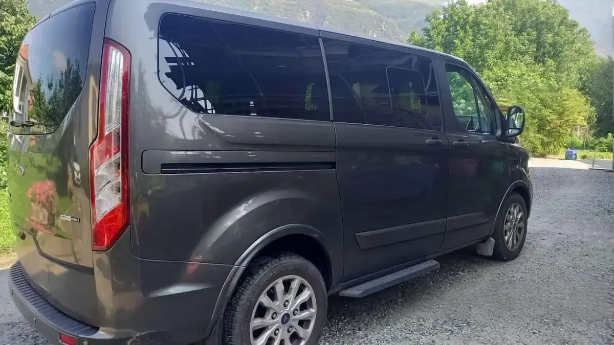 Usata Ford Tourneo 185 CV (136 kW) 2020 Grigio Furgone