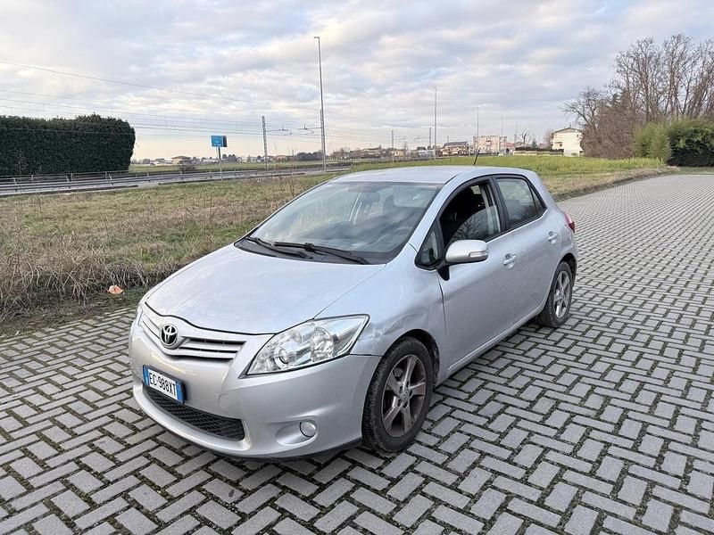 Usata Toyota Auris Sol 99 CV (72 kW) 2010 Argento Utilitaria