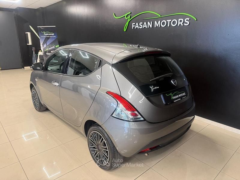 Usata Lancia Ypsilon Silver 69 CV (50 kW) 2022 Grigio pietra metallizzato Utilitaria