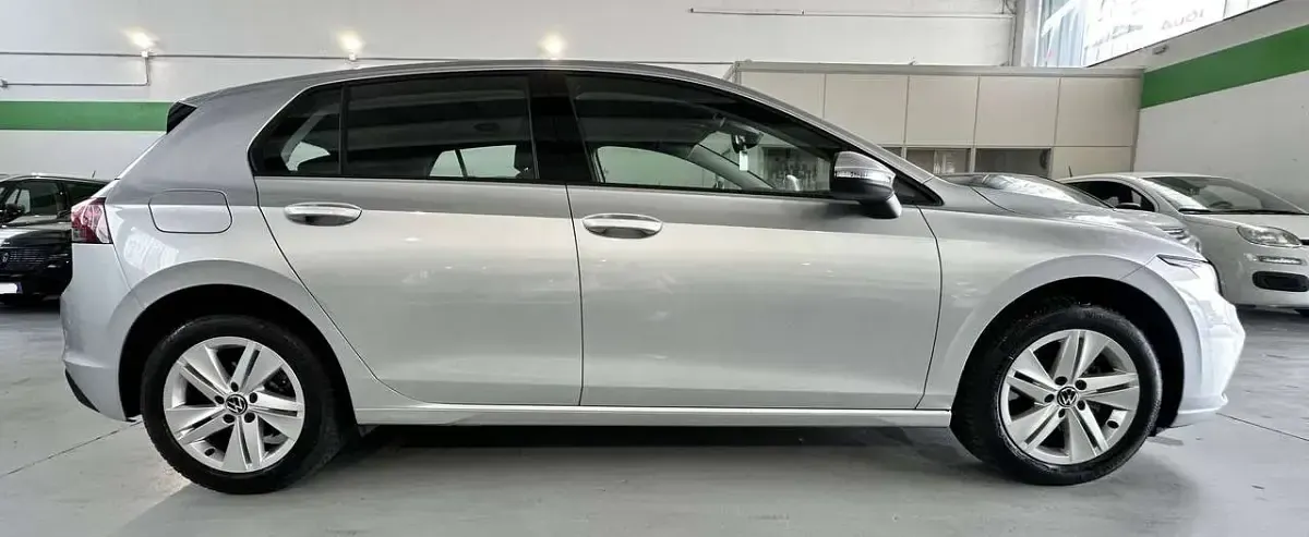 Usata VW Golf VIII Life 131 CV (96 kW) 2023 Argento Berlina