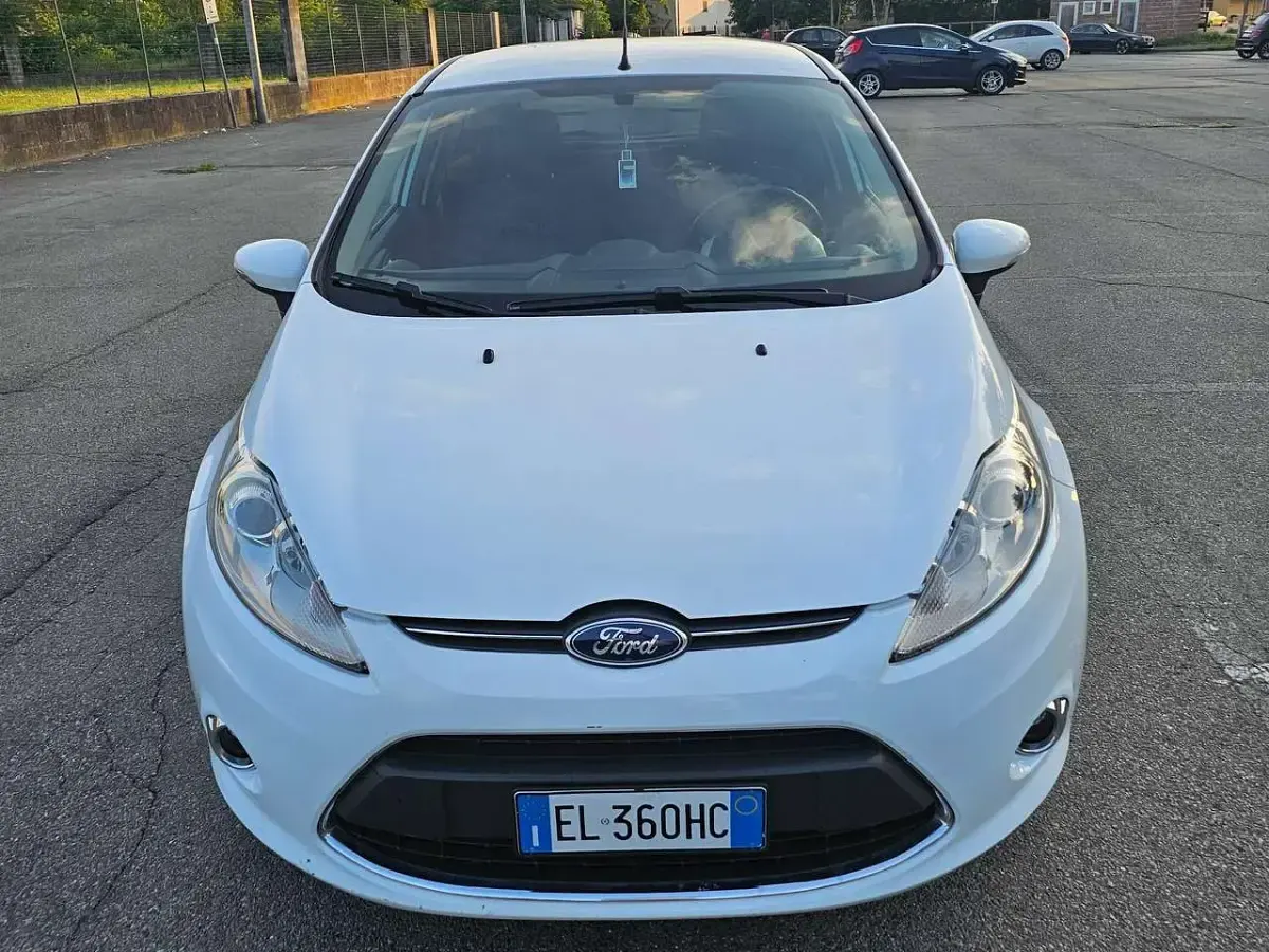 Usata Ford Fiesta 71 CV (52 kW) 2012 Bianco Berlina