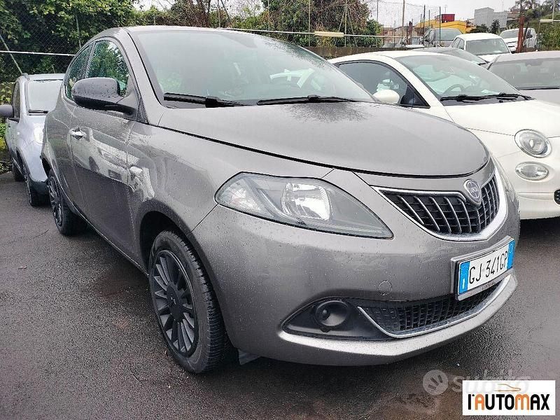 Grigio Usata 2022 Lancia Ypsilon Silver Due volumi | 10.900 € (Buon prezzo) - Immagine 1/4