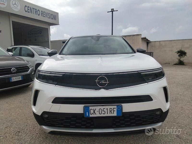 Bianco Usata 2022 Opel Mokka Elegance SUV | 17.990 € (Molto cara) - Immagine 1/4