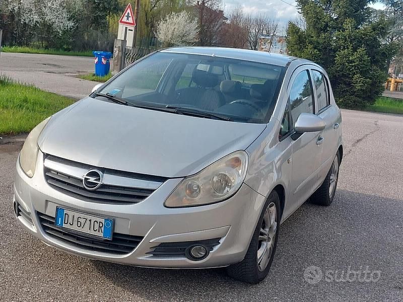 Beige Usata 2007 Opel Corsa Cosmo Tre volumi | 2199 € (Buon prezzo) - Immagine 1/4