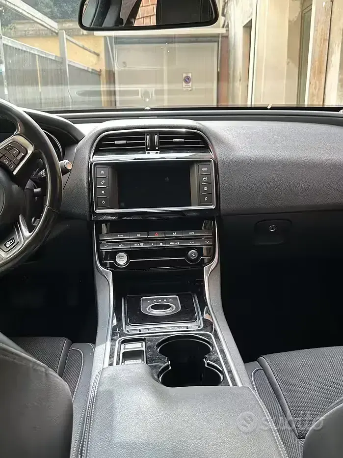 Usata Jaguar XE 200 CV (147 kW) 2017 Verde Berlina