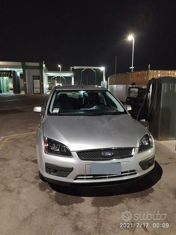Begagnad Ford Focus 109 HK (80 kW) 2005 Grå Sedan