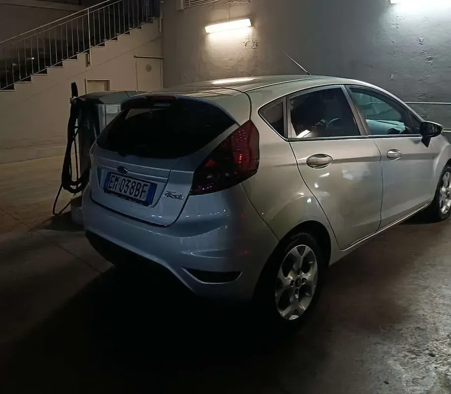 Usata Ford Fiesta Titanium 71 CV (52 kW) 2012 Argento Berlina
