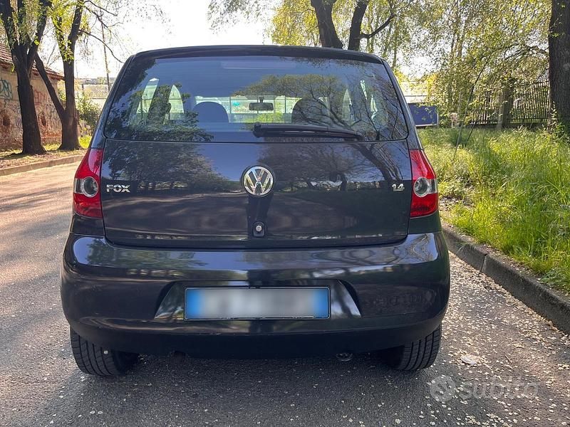 Usata VW Fox 75 CV (55 kW) 2005 Grigio Utilitaria