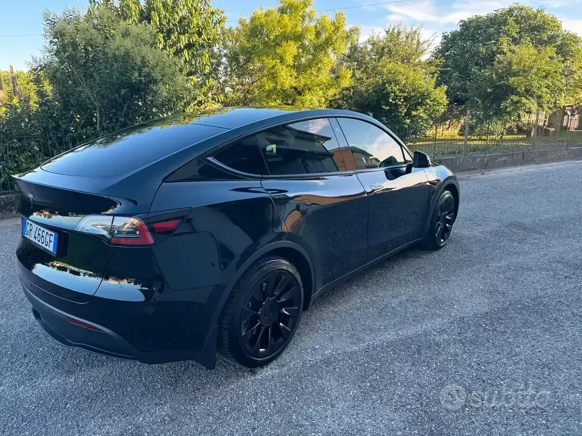 Usata Tesla Model Y 189 kW (258 CV) 2023 Nero SUV
