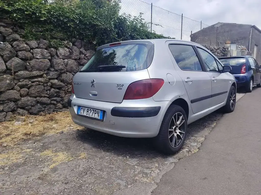 Usata Peugeot 307 109 CV (80 kW) 2005 Argento Berlina
