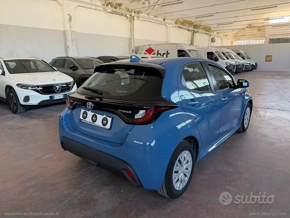 Usata Toyota Yaris Hybrid Business Edition 92 CV (67 kW) 2021 Bluazzurro Berlina