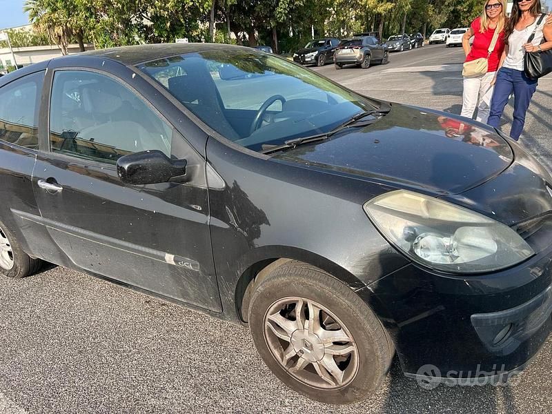 Usata Renault Clio II Dynamique 68 CV (50 kW) 2005 Nero Utilitaria