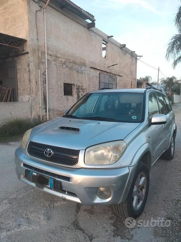 Usata 2004 Toyota RAV4 | 4000 € (Cara) - Immagine 1/4