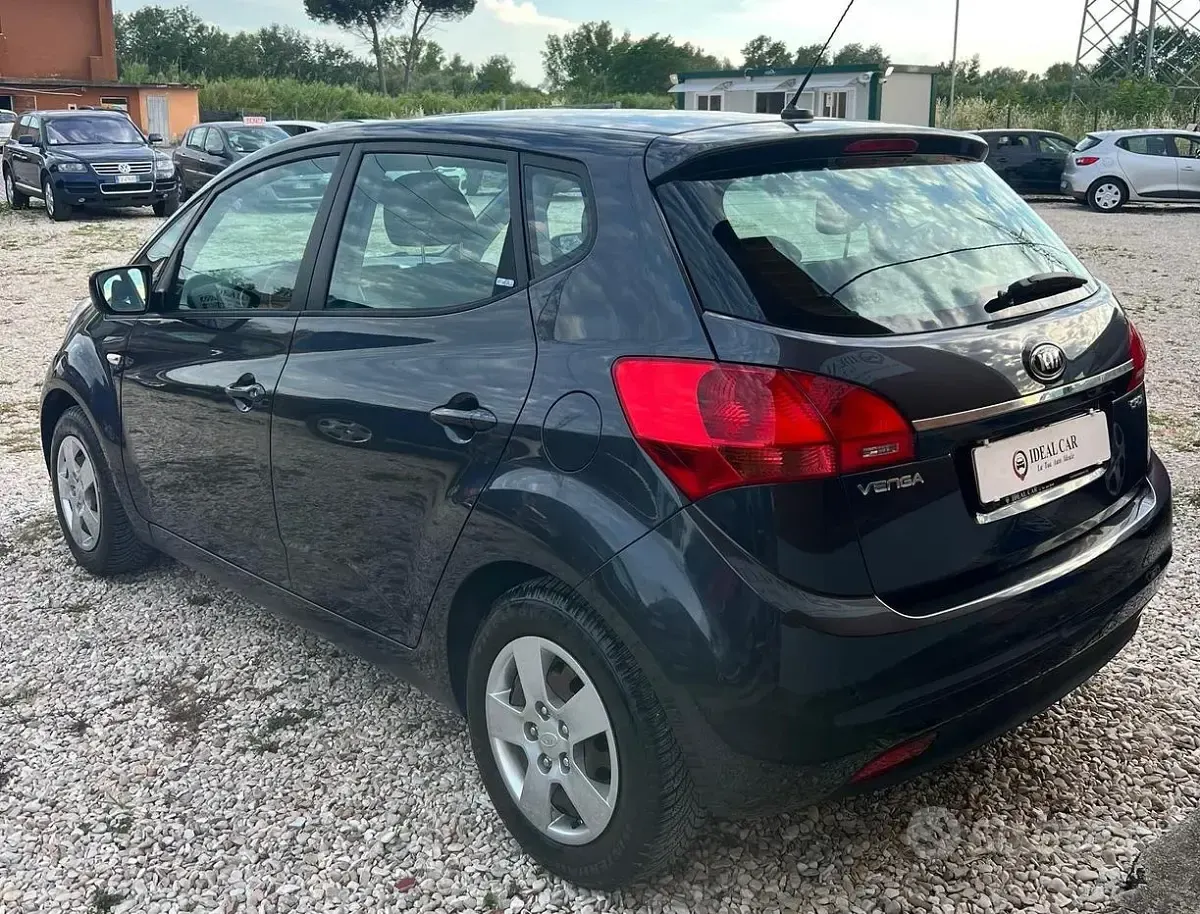 Usata Kia Venga Active 90 CV (66 kW) 2016 Blu Utilitaria