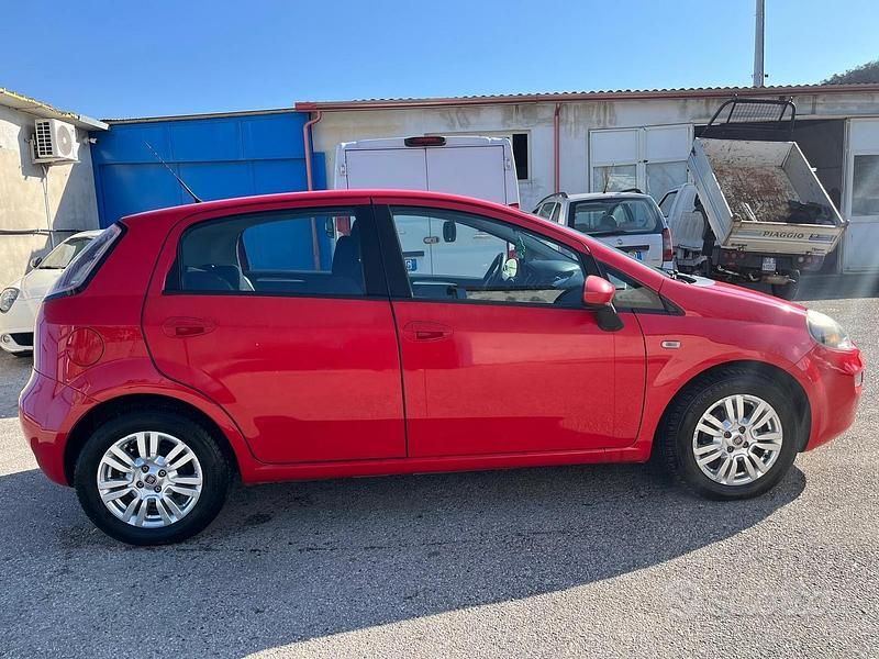 Usata Fiat Grande Punto Lounge 85 CV (62 kW) 2013 Rosso Utilitaria