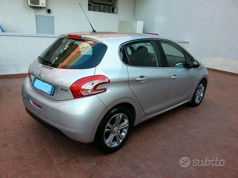 Usata Peugeot 208 68 CV (50 kW) 2012 Grigio Utilitaria
