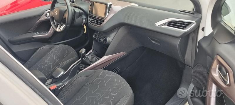 Usata Peugeot 2008 Active 82 CV (60 kW) 2015 Bianco SUV